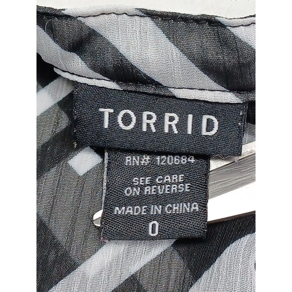 TORRID Blouse Top Black White Short Sleeve Semi Sheer Geometric Sz 0 - Picture 10 of 11